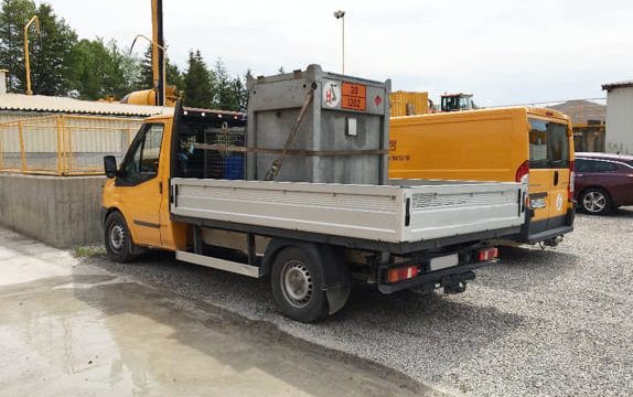 Das Bild zeigt einen Tankwagen mit Aufbauten.