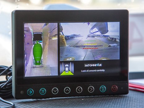 Zu sehen ist ein Monitor, der zum Kamerasystem eines Fahrmischers gehört. Er bietet Einzelansichten der verschiedenen Kameras am Fahrzeug und auch eine 360 Grad Rundumsicht vom gesamten Fahrzeug. Link zur vergrößerten Darstellung des Bildes.