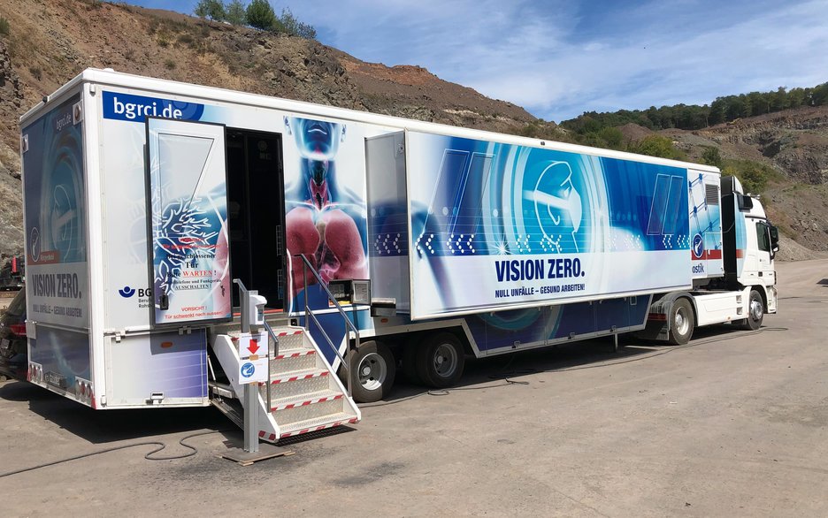 Das Bild zeigt das geöffnete Röntgenmobil der Berufsgenossenschaft Rohstoffe und chemische Industrie, das als ausgebauter Lkw auch in Coronazeiten durch die Lande fährt.