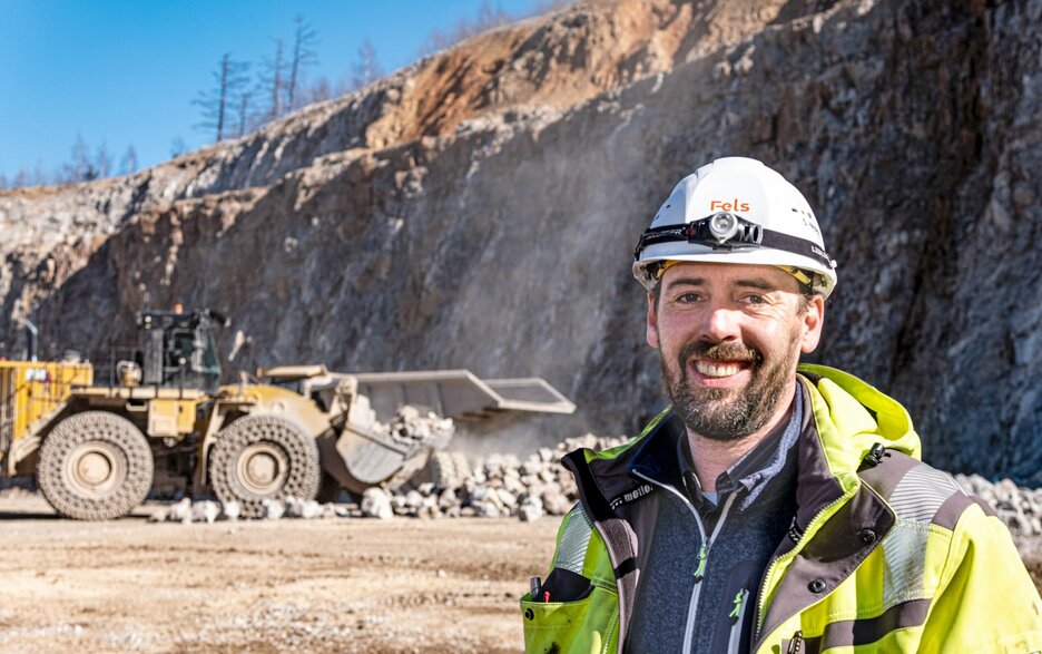 Das Bild zeigt den Leiter der Produktion Tagebau/Rohstoffaufbereitung, Steve Heydecke, auf dem Betriebsgelände der Fels-Werke GmbH.