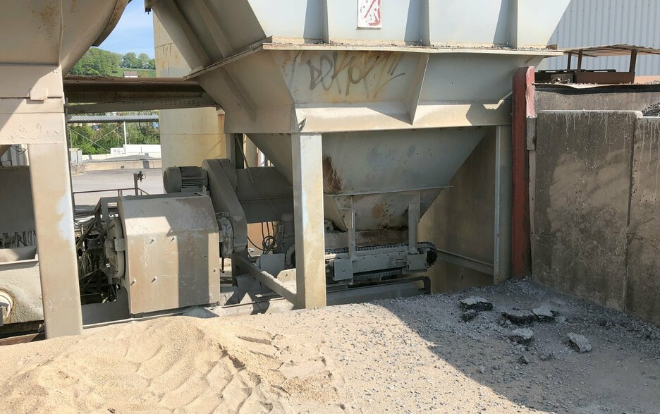 Unfall bei Reparaturarbeiten an Mischanlage durch unerwartet anlaufendes Abzugsband Das Bild zeigt eine Mischanlage, an der Reparaturarbeiten am Silo durchgeführt wurden. Das nur per Not-Halt stillgesetzte Abzugsband lief an, als ein Kollege den Schalter entriegelte, um eine neue Materialmischung für die Mischanlage zu starten. Link zum Artikel.