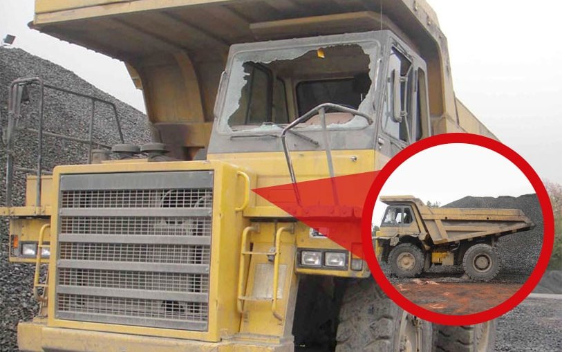 Das Bild zeigt einen beschädigten Schwerkraftwagen, mit dem ein alkoholisierter Mitarbeiter beim Abladen von Schotter über die Kippkante stürzte. In einer eingeklinkten Lupe sieht man das Fahrzeug von der Seite an der Kippkante. Link zum Artikel.