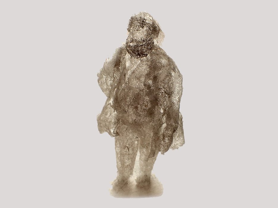 Das. Bild zeigt eine aus Staubflusen gestaltete Figur des Künstlers Paul Hazelton. Die Staubkunst-Objekte wirken zerbrechlich und halten doch Jahrzehnte.