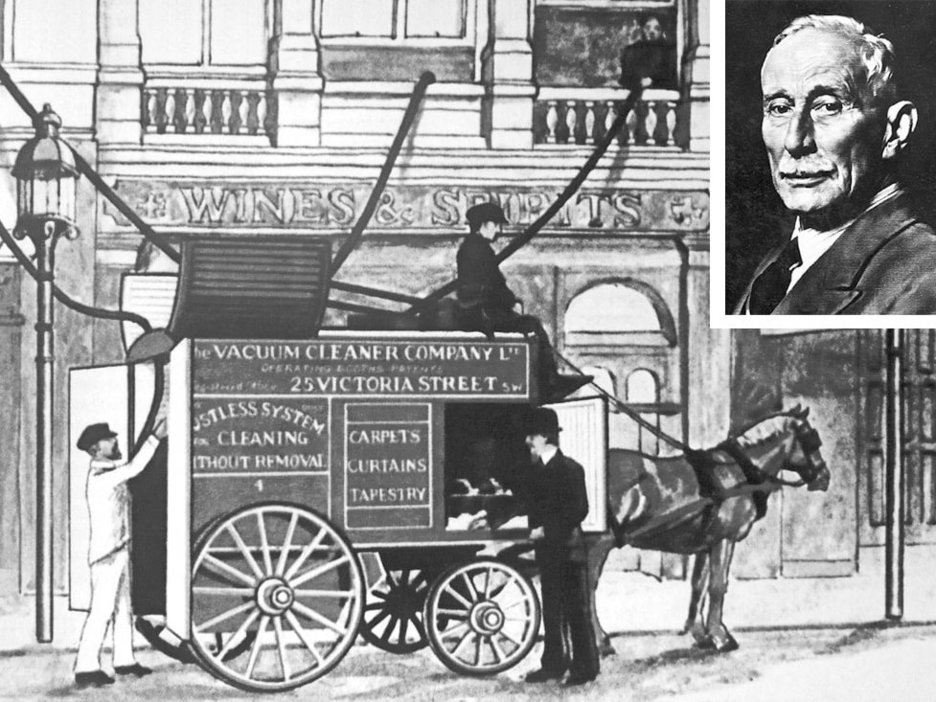 Die Schwarz-Weiß-Zeichnung zeigt einen Pferdekarren beladen mit der motorisierten Saugpumpe von Hubert Cecil Booth vor einem Haus. Vom aufgeklappten Dach des Riesen-Saugers gehen Schläuche über die Fenster in das Haus hinein. Oben rechts ist das Portrait von Hubert Cecil Booth eingeklinkt.