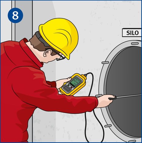 Die Illustration zeigt einen Mitarbeiter, der vor dem Mannloch eines Silos steht. Er misst den Sauerstoffgehalt in dem Silo, bevor darin gearbeitet wird.