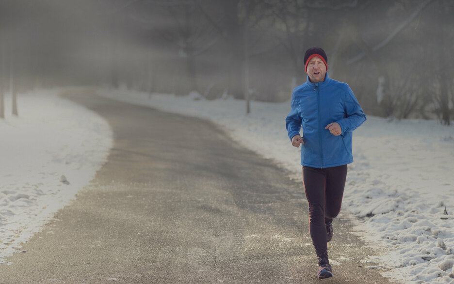 Zu sehen ist ein joggender Mann im Winter, hinter dem schwarze Wolken eine düstere Stimmung verbreiten. Dies steht als Symbol für das Thema „Winterdepressionen“. Link zum Artikel.
