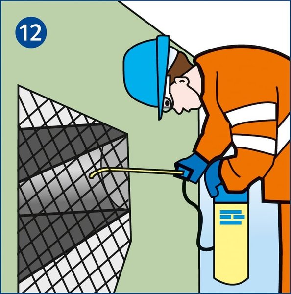Ein Mitarbeiter nutzt Frostschutzmittel, um den Anlauf des Förderbandes zu erleichtern.