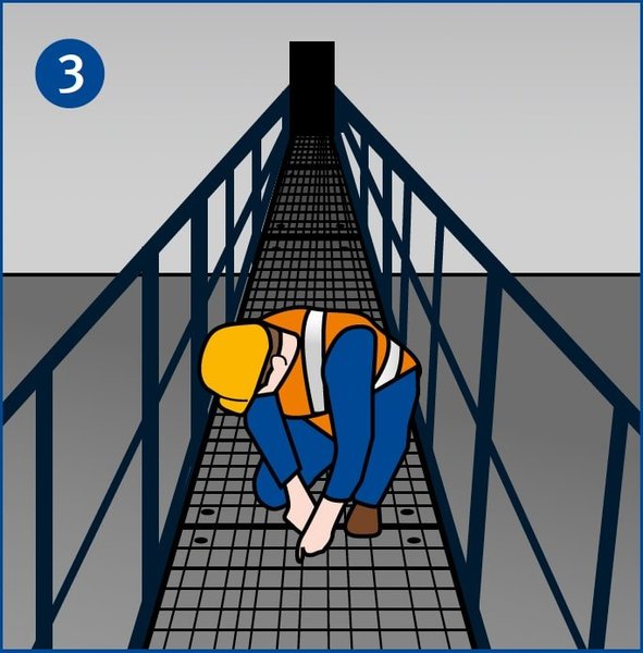 Ein Mitarbeiter kniet auf einem Laufsteg und prüft die Gitterroste auf sicheren Sitz.