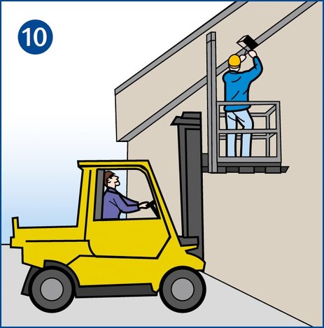 Ein Gabelstapler wird von einem Staplerfahrer bedient, während ein Mitarbeiter in einem angehobenen Arbeitskorb oben an der Hallenbeleuchtung arbeitet.
