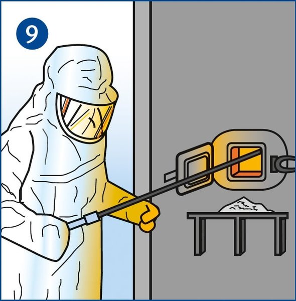 Ein Mitarbeiter stochert mit einer Lanze in einem offenen Ofen. Er trägt einen silbernen Vollschutzanzug mit Visier und Schutzhelm und Spezielle Schutzhandschuhe gegen die große Hitze.