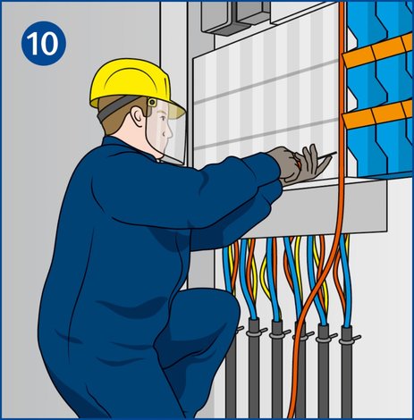 Ein Mitarbeiter macht Elektroarbeiten. Diese Arbeit darf nur von einer Elektrofachkraft durchgeführt werden.