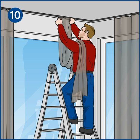 Die Illustration zeigt einen Mitarbeiter, der in einem Raum auf einer Leiter steht und an einem großen Fenster einen Vorhang anbringt. Diesen hat er dabei über seine linke Schulter gelegt, während er mit beiden Händen den oberen Teil des Vorhangs in die Führungsschiene zieht.  Link zur vergrößerten Darstellung des Bildes.