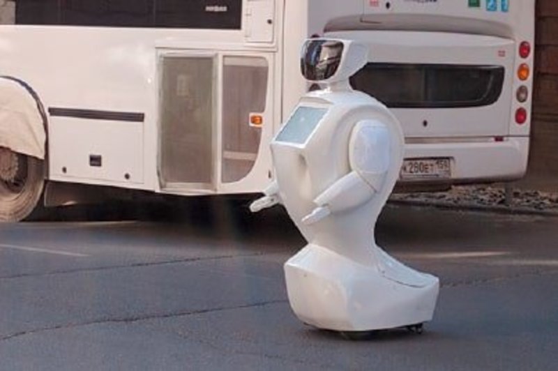 Der russische Roboter Promobot IR77 sieht aus wie ein rollender Schneemann
