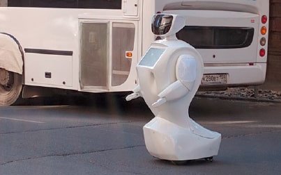 Der russische Roboter Promobot IR77 sieht aus wie ein rollender Schneemann Link zum Artikel.