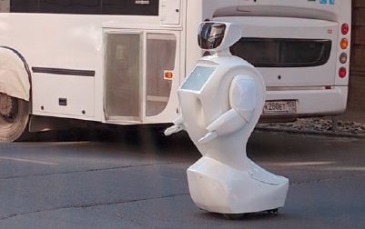 Der russische Roboter Promobot IR77 sieht aus wie ein rollender Schneemann Link zur vergrößerten Darstellung des Bildes.