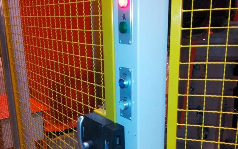 Ein Freigabetaster ist so an der Tür zur Anlage angebracht, dass er nur von außen betätigt werden kann. Link zum Artikel.