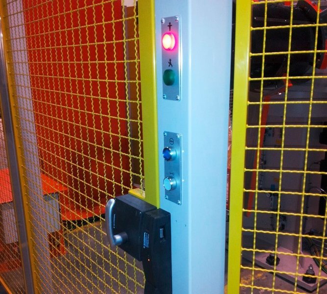 Ein Freigabetaster ist so an der Tür zur Anlage angebracht, dass er nur von außen betätigt werden kann.