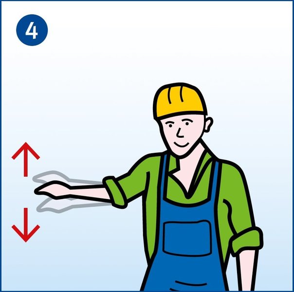 Zu sehen ist ein Arbeiter, der seinen ausgestreckten rechten Arm rauf und runter bewegt. Das ist das Handzeichen bei Kranarbeiten für „Langsam“.