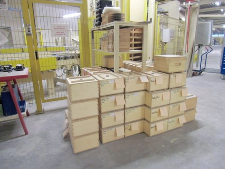 Das Foto zeigt, wie es vor der Einführung von der 6S-Methode bei Knauf Integral aussah. Die Kisten mit den Ersatzteilen wurden mitten im Gang gestapelt. 