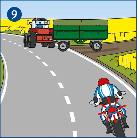 Das Bild zeigt eine Situation auf der Landstraße. Hier biegt gerade ein langsamer Traktor mit Anhänger von einem Feldweg auf die Landstraße ein. Von hinten nähert sich ein Motorradfahrer, der vorausschauend fährt.