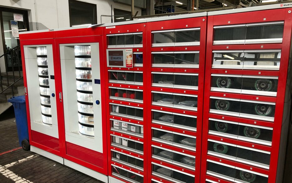 Das Bild zeigt einen voll bestückten roten Lagerautomaten mit vielen Fächern. Was für die Instandhaltung benötigt wird, kann hier aus Fächern, Schubladen und Drehtellern entnommen werden.