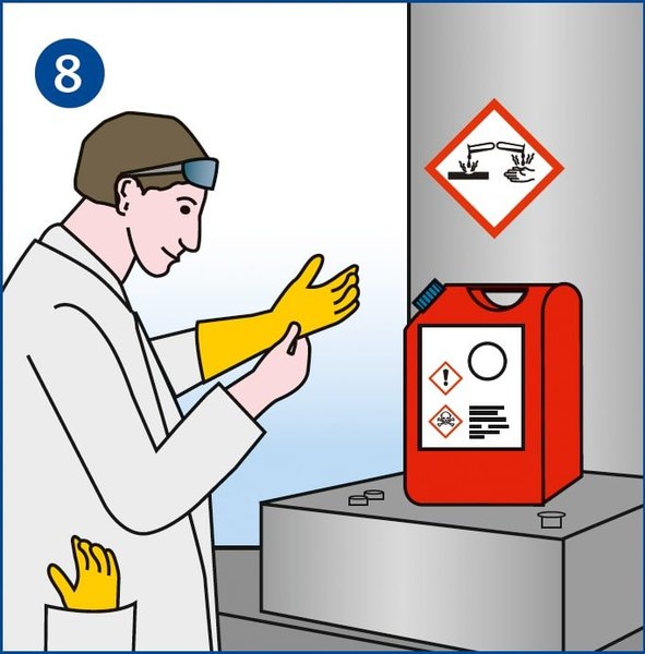 Ein Mitarbeiter, der mit Gefahrstoffen umgeht, kontrolliert im Labor seine Schutzhandschuhe auf möglichen Verschleiß. Den linken Handschuh hat er übergezogen, der rechte steckt noch in seinem Laborkittel.