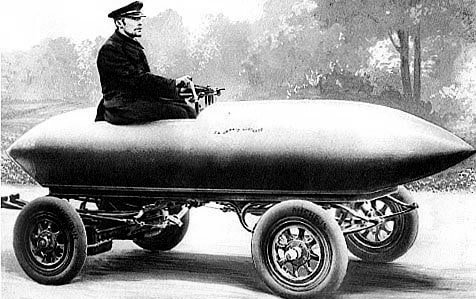 Zu sehen ist ein alter Schwarz-Weiß-Stich mit dem Rennfahrer und Konstrukteur Camille Jenatzky in seinem Rekordelektroauto aus dem 19. Jahrhundert.. Link zur vergrößerten Darstellung des Bildes.