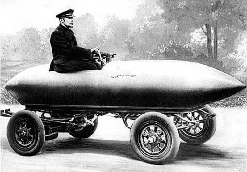 Zu sehen ist ein alter Schwarz-Weiß-Stich mit dem Rennfahrer und Konstrukteur Camille Jenatzky in seinem Rekordelektroauto aus dem 19. Jahrhundert..