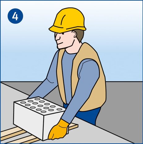 Ein Mitarbeiter, der Schutzhandschuhe trägt, setzt einen schweren Stein auf eine geeignete Unterlage, um seine Hände nicht zu quetschen. Link zur vergrößerten Darstellung des Bildes.