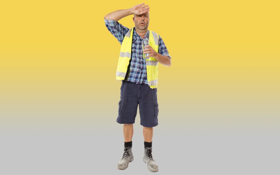 Zu sehen ist ein Arbeiter im Sommer mit Hemd, Warnweste und kurzer Hose, der sich mit dem Handrücken seiner rechten Hand den Schweiß von der Stirn wischt. Link zum Artikel.