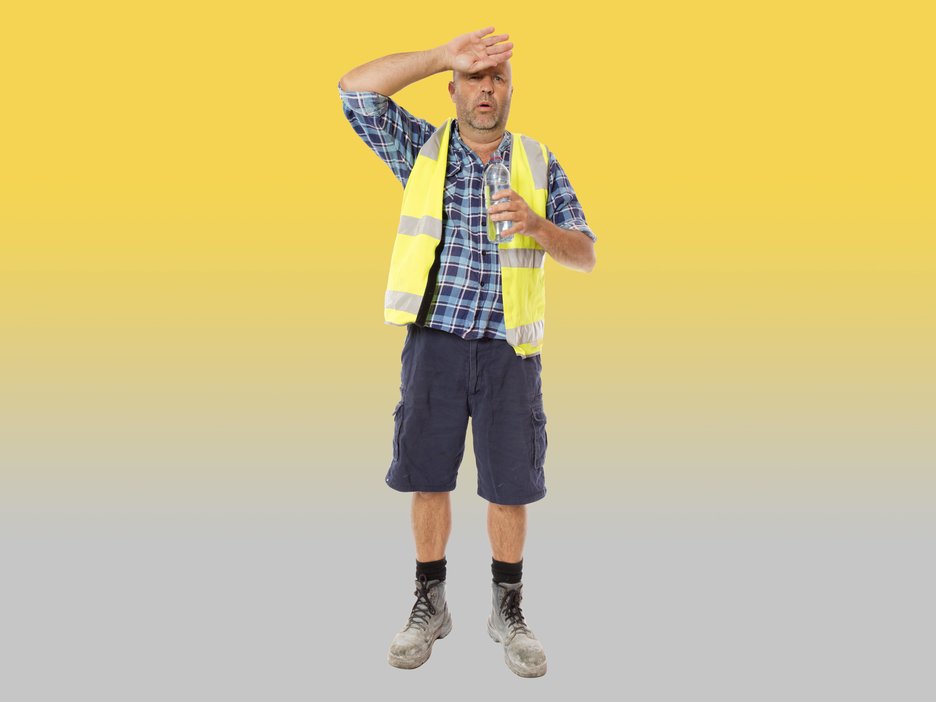 Zu sehen ist ein Arbeiter im Sommer mit Hemd, Warnweste und kurzer Hose, der sich mit dem Handrücken seiner rechten Hand den Schweiß von der Stirn wischt. Link zur vergrößerten Darstellung des Bildes.