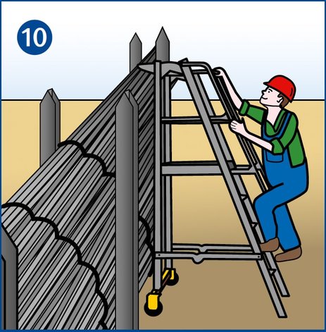 Ein Mitarbeiter steigt über eine sichere Podestleiter an einem Materialstapel hoch.