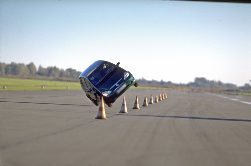 Das Bild zeigt einen Wagen der Mercedes Benz A-Klasse, der 1996 beim so genannten Elchtest umkippte. Hierbei wird auf einem Parcours ein Spurwechsel mit hoher Geschwindigkeit gefahren.