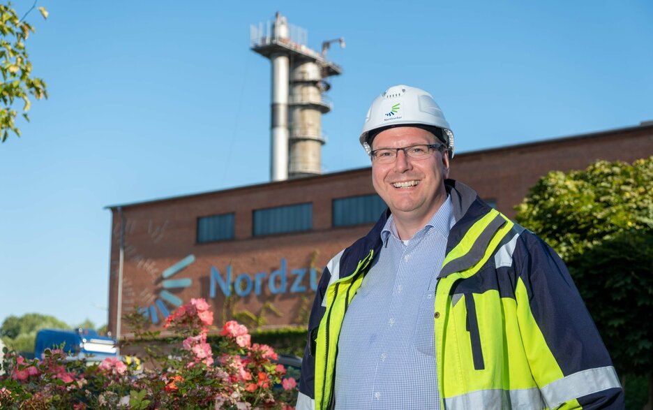 Das Bild zeigt den Werkleiter Dr. Jörg Vietmeier der Nordzucker AG, Werk Schladen vor dem Betriebsgebäude im Portrait. Link zum Artikel.