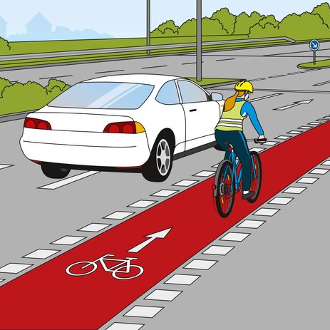 Zu sehen ist eine Radfahrerin mit Helm und Warnweste, die auf der Straße einen rot-weiß gekennzeichneten Radfahrstreifen in Fahrtrichtung benutzt. Links neben ihr fährt ein weißes Auto vorbei, ohne sie zu bedrängen. Link zur vergrößerten Darstellung des Bildes.