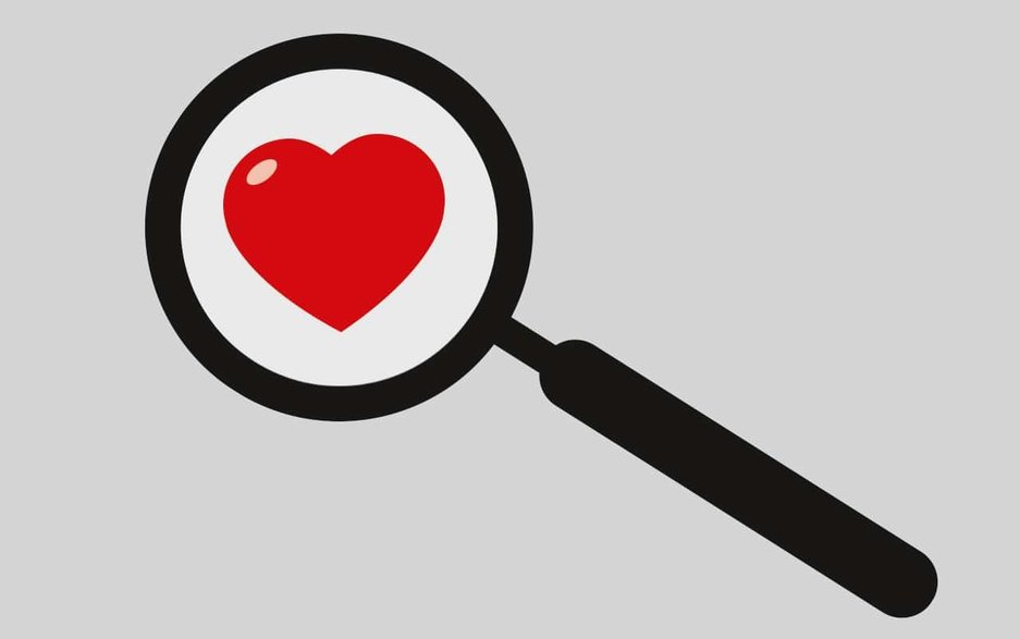 Die Illustration zeigt ein rotes Herz, das unter die Lupe genommen wird. Es steht symbolhaft für das Thema „Auf Herz und Nieren prüfen“. Link zum Artikel.