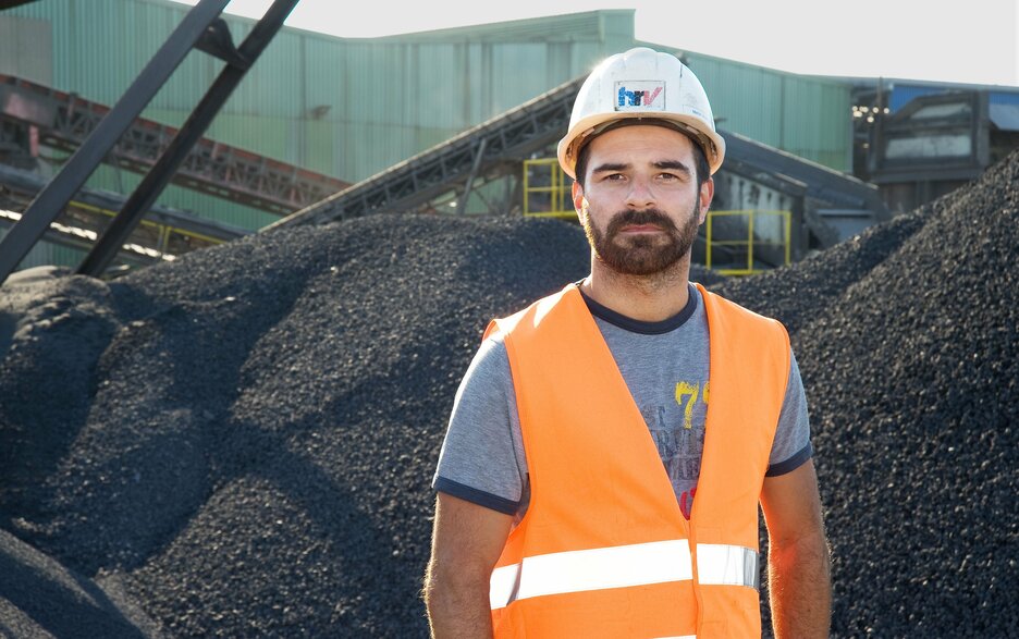 Das Bild zeigt den Betriebsleiter Metin Ayanoglu der Hanseatischen Recyclingprodukt-Vertriebsgesellschaft mbH.  Link zum Artikel.