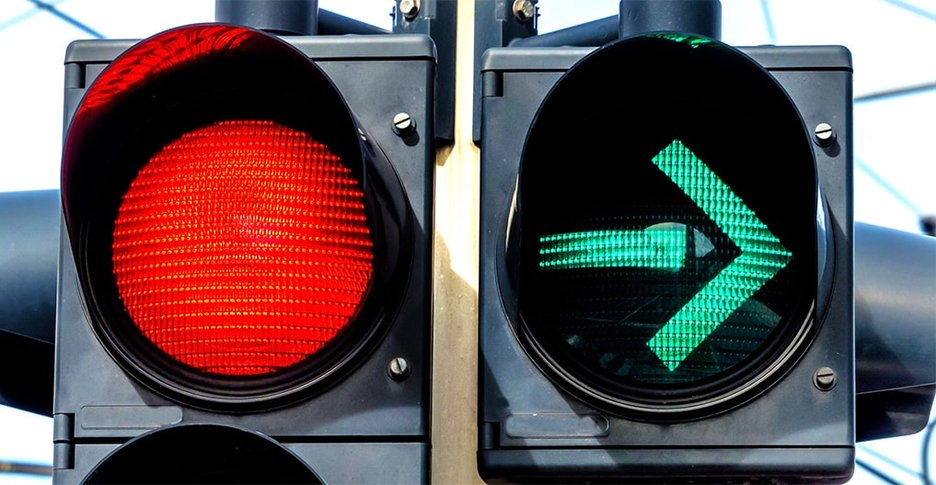 Zu sehen sind eine rote Ampel und daneben eine grüne Pfeilampel. Diese symbolisieren Regeln im Straßenverkehr, die es einzuhalten gilt, um Gefährdungen auszuschließen. Dieses lässt sich auf das eigene Verhalten übertragen.