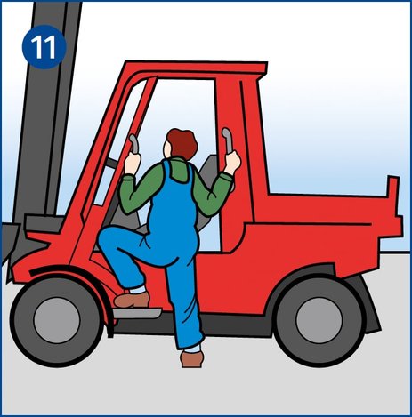 Ein Mitarbeiter steigt in die Fahrerkabine eines Gabelstaplers und hält sich dabei rechts und links an Griffen fest.