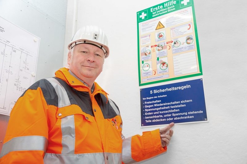 Der Elektroingenieur und Abteilungsleiter der RAG Deutsche Steinkohle Uwe Sunderwerth zeigt auf ein Plakat mit den fünf Sicherheitsregeln für Elektrofachkräfte. Wer diese einhält kann als Elektriker gefahrlos arbeiten. 