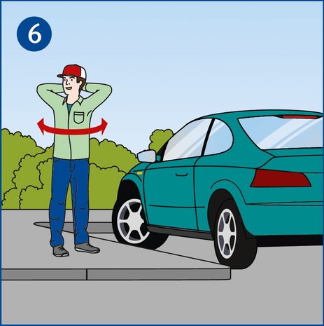 Der Fahrer eines Pkw steht neben dem Fahrzeug und macht eine Bewegungspause gegen Müdigkeit am Steuer. Dabei hat er die Hände hinter dem Kopf verschränkt und dreht den Oberkörper hin und her. Dies zeigt ein roter Pfeil an.