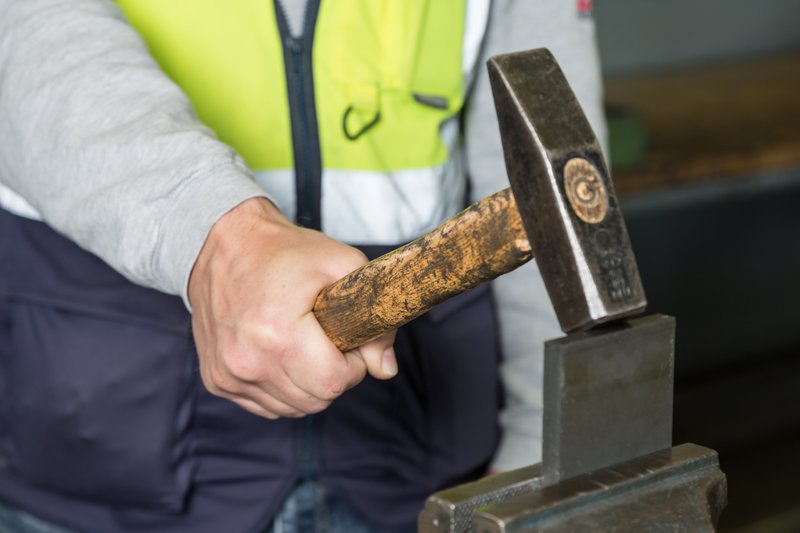 Das Bild zeigt einen Hammer, auf seinen ordnungsgemäßen Zustand hin überprüft wird.