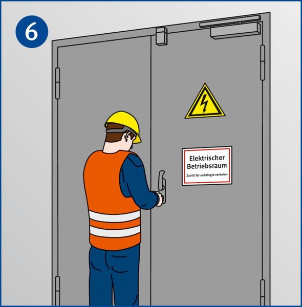 Ein Mitarbeiter steht vor einem elektrotechnischen Betriebsraum und schließt die Tür ab.