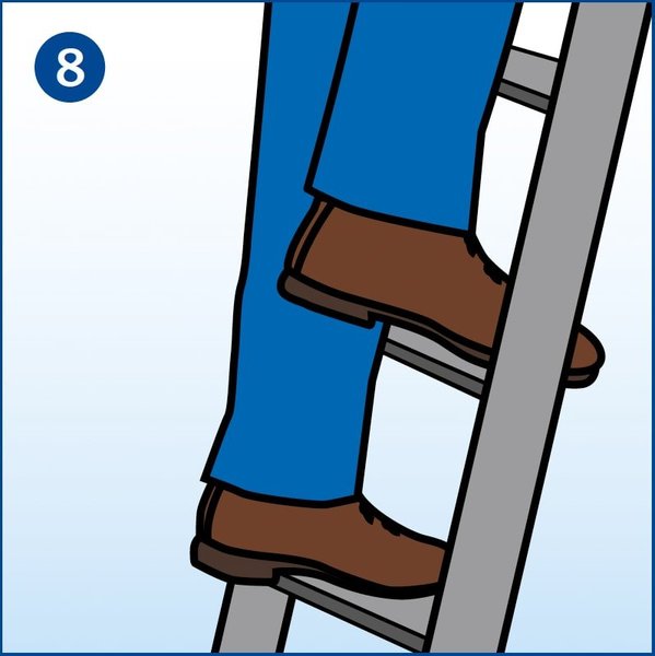 Zu sehen sind drei Sprossen einer Leiter und die Beine eines Arbeiters, der hier hochsteigt. Er trägt dabei feste Schuhe. 