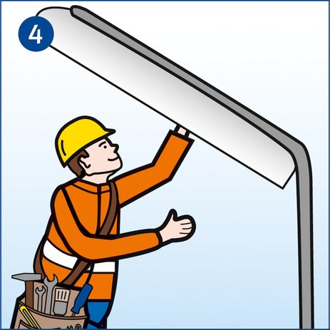 Ein Mitarbeiter checkt die Außenbeleuchtung im Betrieb mit umgehängter Werkzeugtasche.
